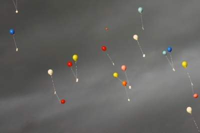 Luftballons auf ihrem Weg