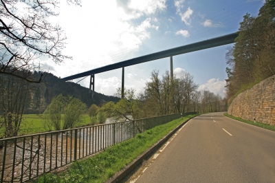 Landstraße und Autobahnbrücke