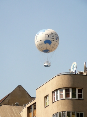 Die-Welt-Ballon 01 - Fesselballon am Potsdamer Platz