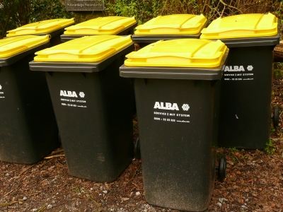 Mülltonnen im Wald