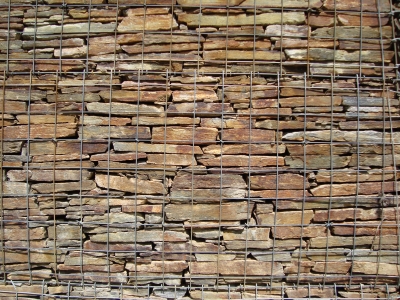 Steinmauer mit Metalgitter