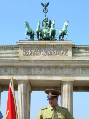 Wache vorm Brandenburger Tor