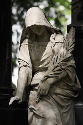 Alter Grabstein, Frauenstatue