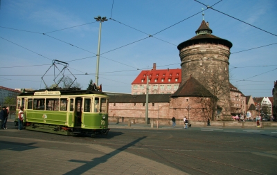 Frauentor und historische Straßenbahn