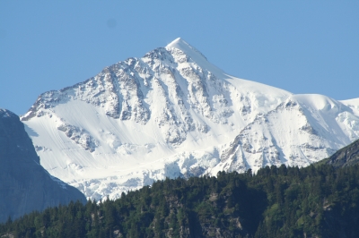Schweizer Berg mit Schnee 1