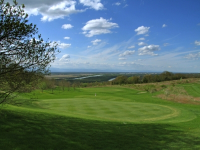 Golfplatz mit Blick auf Rhein und Vogesen