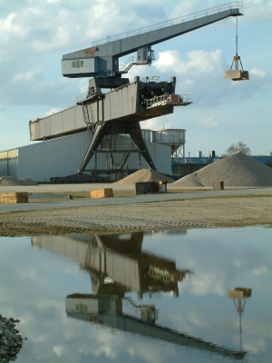 Bagger im Emder Hafen