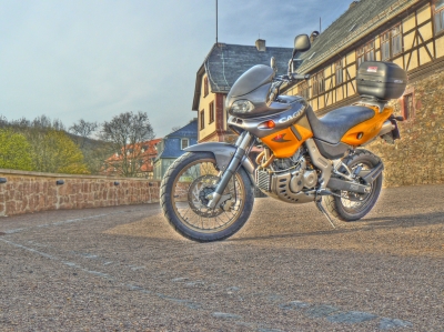 Bikerpause vor dem Schloss in Stolberg 01 - HDR