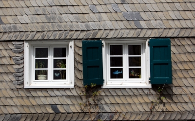 Fenster im alten Schieferhaus