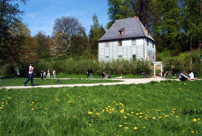 Leute an Goethes Gartenhaus im Park an der Ilm