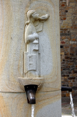 Sandstein Brunnenfigur vor evangelischer Kirche Mülheim (Ruhr) #2