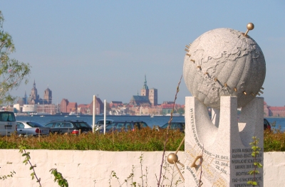 Sonnenuhr und Ansicht Stralsund