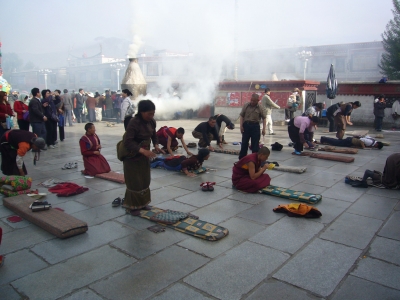 Auf einem Betplatz vor dem Jokhang-Tempel in Lhasa