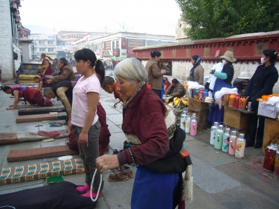 In der Altstadt von Lhasa. Auf einem Betplatz vor dem Jokhang-Tempel in Lhasa