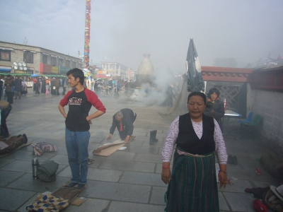 Auf einem Betplatz vor dem Jokhang-Tempel in Lhasa
