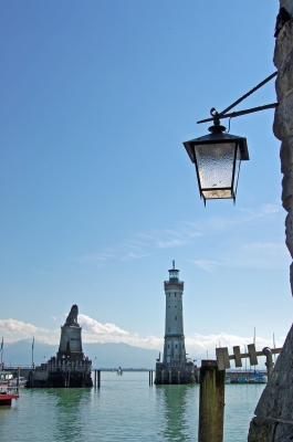 Die Hafeneinfahrt von Lindau mit Löwen und Leuchtturm