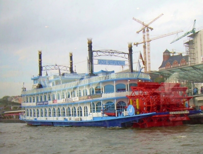 Raddampfer im Hamburger Hafen
