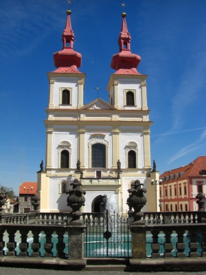 Brunnen und Kirche in Kadan / Tschechien