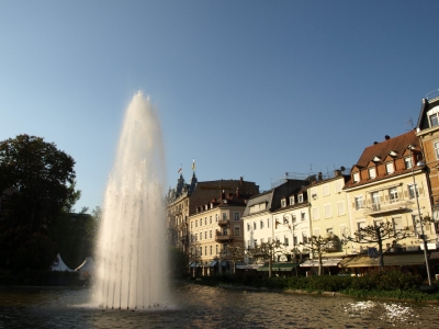 Brunnen und Häuser