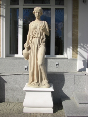 Mädchen-Statue in Marienbad