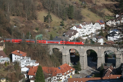 Bahn auf Viadukt