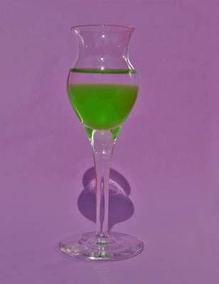 Glas mit Wasser und Zitronensirup