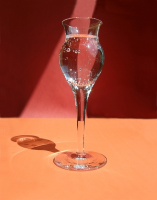 Glas mit Sprudelwasser