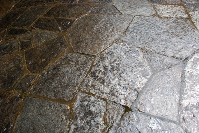 Textur Wasser über Steinplatten