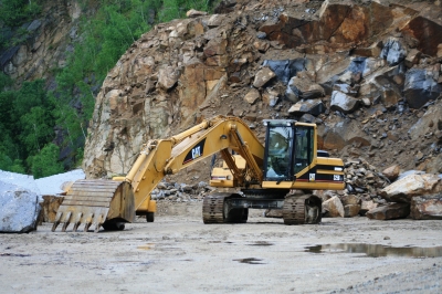 Bagger im Steinbruch