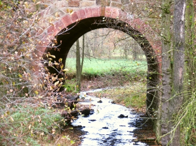 Bahnbrücke mit Bachlauf