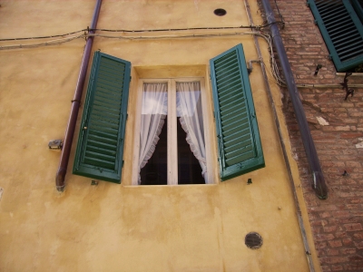 Fenster gelbes Haus Toskana