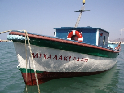 Buntes Fischerboot auf Kreta