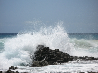 Die Welle trifft den Felsen