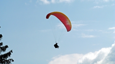 Paragliding in den Himmel