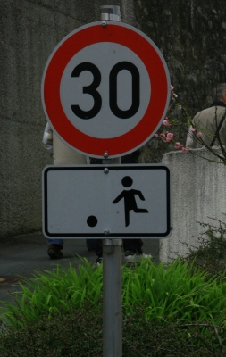 30 km/h  für fussballspielende Kinder
