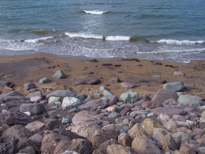 Schöne Steine an einem irischen Strand