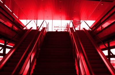Rolltreppe in Rot
