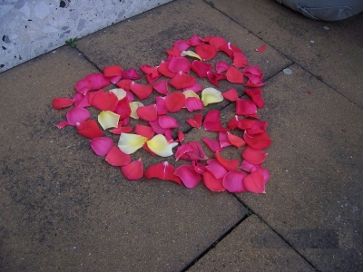 Herz aus Rosenblättern