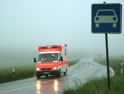 Rettungswagen bei Nebel