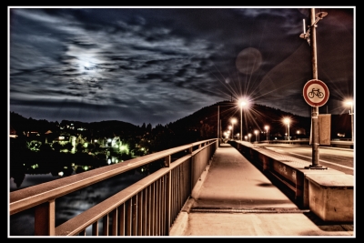 Friedensbrücke bei Nacht