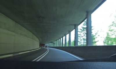 Tunnelgalerie-Bauwerk in den Alpen
