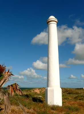 Weiße Säule am Strand