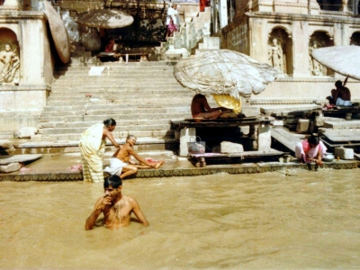 Am Gangesufer der heiligen Stadt Varanasi ( Benares ) in Indien