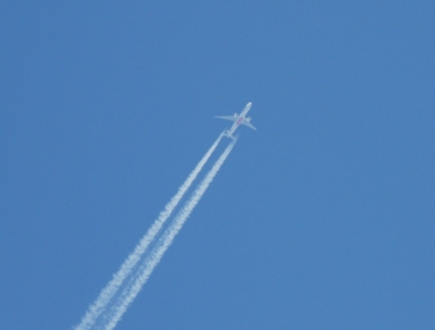 Flugzeug in 10 km Höhe (Emirates?)