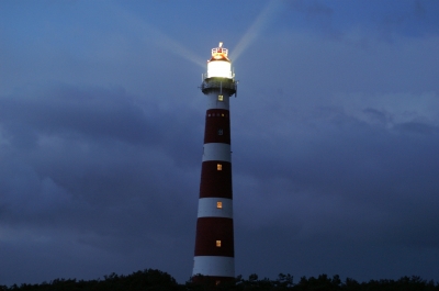 Amelander Leuchtturm bei Nacht