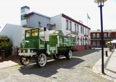 Alter Fischtransporter vor Fischfabrik