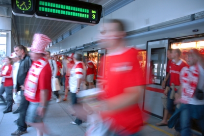 polnische und österreichische Fans in einer U-Bahn-Station