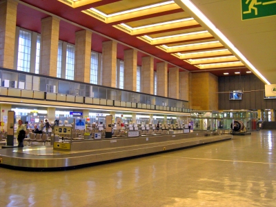 Abfertigungshalle im Flughafen Tempelhof mit Blick Richtung Eingang