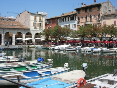 Der malerische "alte Hafen" von Desenzano am Gardasee