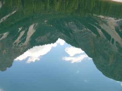 Bergwelt im Spiegel des Pragser Wildsee